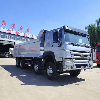 CAMION BENNE SINOTRUK HOWO 8x4 image 1