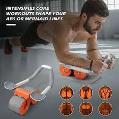 appareil d'exercice abdominal à roulettes. image 1