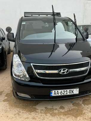 Location Minibus Hyundai Climatisé 12 Places avec Chauffeur image 1