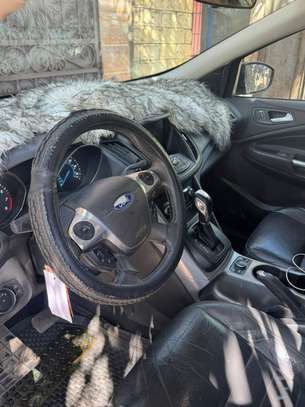 Ford Escape en bon état. image 4