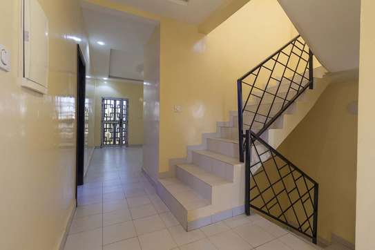 Villa R+2 à Tivaouane Peulh, titre foncier image 11
