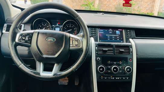 Land Rover Discovery Sport blanc jantes noires SUV image 7