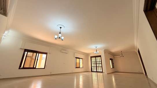 Maison spacieuse avec garage double et jardin privé image 5