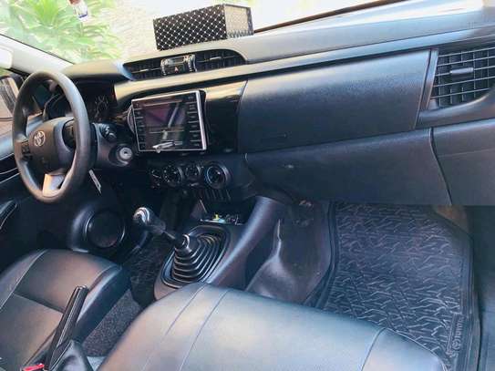 Toyota Hilux image 3