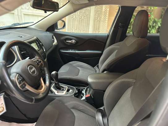 Jeep Cherokee image 9