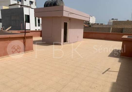 Superbe Villa R+1 avec Piscine et Jardin aux Almadies image 5