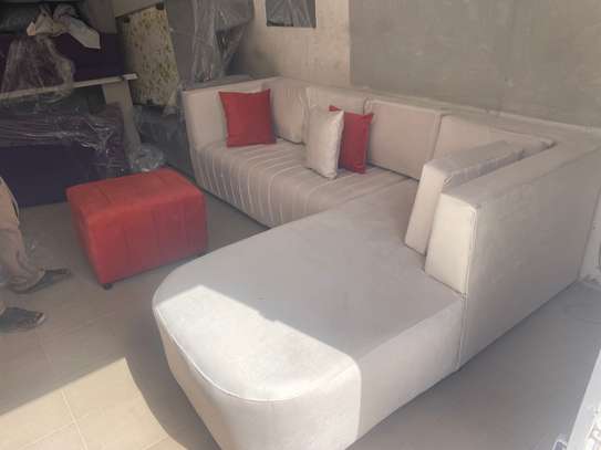 Canapé d'angle beige clair 5-6 places avec pouf rouge image 4