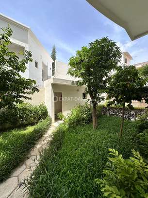 duplex f5 à louer ngor avec jardin image 2