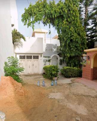 Villa basse à démolir ou à rénover de 380 m2 aux Almadies image 1