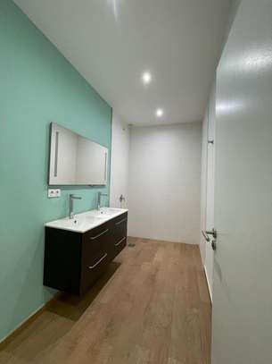 F4 neuf à louer au point e 204 m² image 5