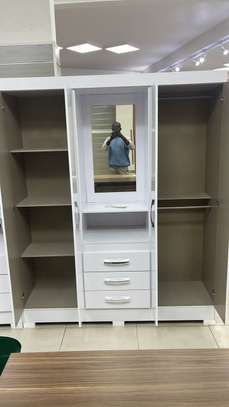 Armoire blanche 6 portes 4 tiroirs bois robuste image 6