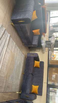 Canapé 3 places gris anthracite moderne avec coussins jaunes image 1