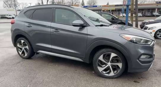 Hyumdai Tucson image 1