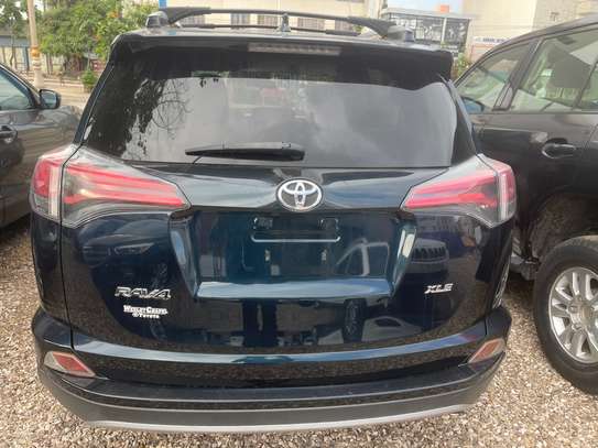 Toyota RAF 4 XLE 2018 image 1