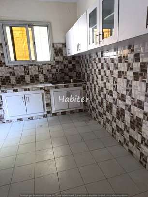 Villa R+1 à louer au Point E image 2