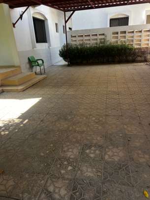 Très jolie villa F8 avec piscine aux Almadies image 14