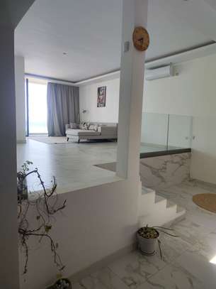 À LOUER APPARTEMENT F3 MEUBLÉ PIED DANS L'EAU PISCINE BIAGUI image 9
