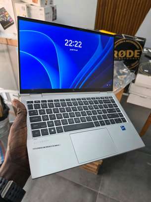 HP elitebook 1040 G8 image 2