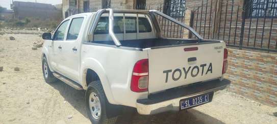 Toyota Hilux 4x4 image 3
