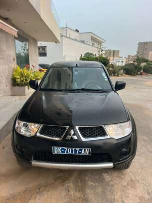 Mitsubishi pajero image 2