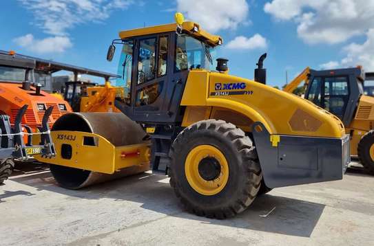 ROULEAU COMPRESSEUR XCMG XS143J image 2