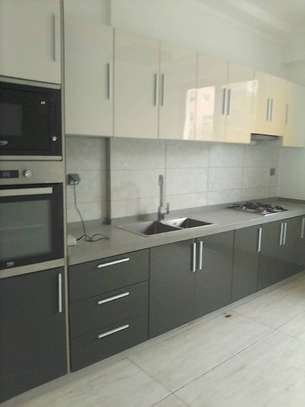 Appartement F4 non meublé Point E parking, ascenseur image 9