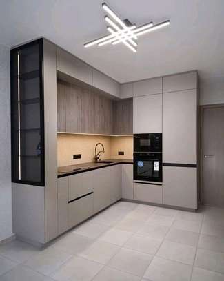 Cuisine moderne équipée design épuré plan noir LED image 2