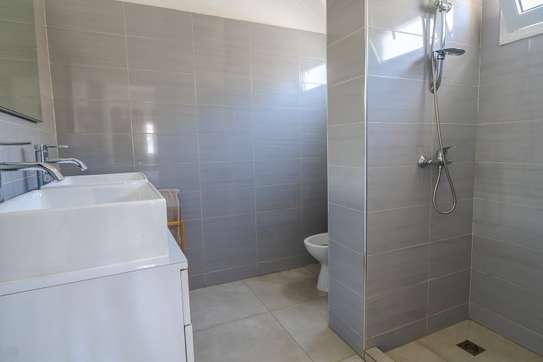 Villas F5 a vendre aux Almdies 2 image 4