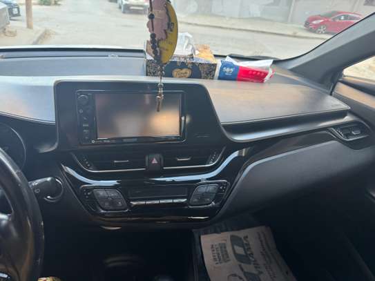 Toyota C-HR SUV compact argent jantes alliage noires image 5