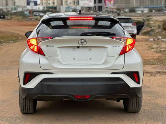Toyota C-HR hybride SUV compact blanc économique image 4