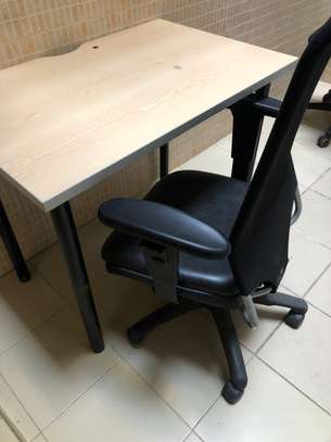 Table avec chaise de bureau image 2