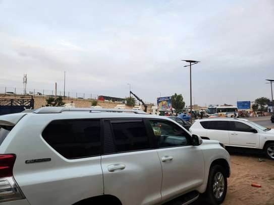 Toyota Land Cruiser SUV blanc robuste image 2