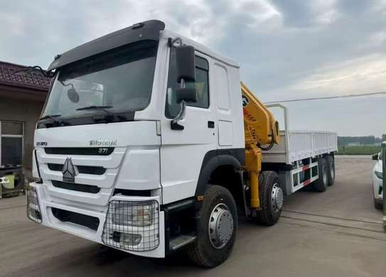 Camion grue SINOTRUK HOWO 8×4 image 7