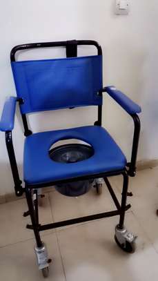 Chaise roulante avec pot image 2