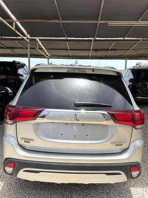 Mitsubishi Outlander image 6