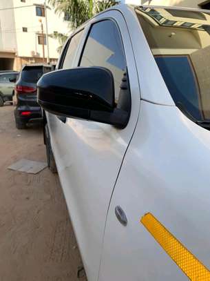 Toyota Hilux image 8