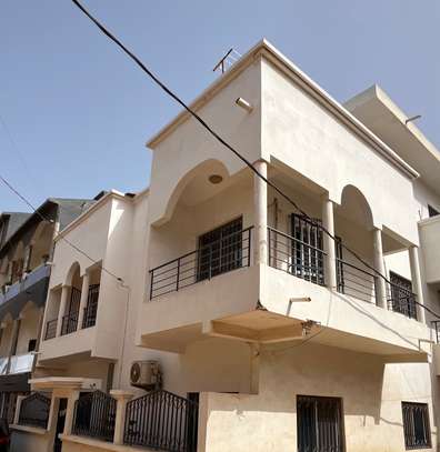 Villa R+2 à louer à ouakam derrière le lycée Jean Mermoz image 1