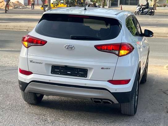 Hyundia Tucson image 6