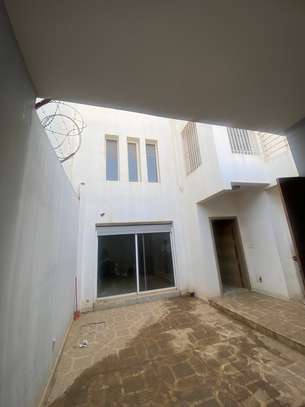 Une villa R+2 à louer aux Mamelles image 2