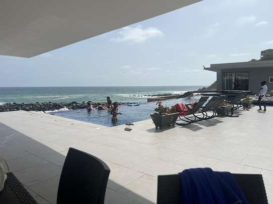Appartement front de mer avec piscine à débordemen image 1