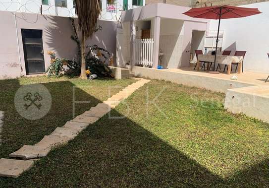 Superbe Villa R+1 avec Piscine et Jardin aux Almadies image 1