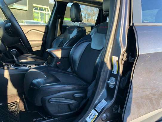 Jeep Cherokee trailhawk image 12