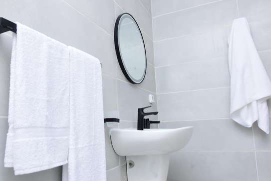 Chambres supérieures de luxe chez KADISS HOTEL, Sicap Foire image 5