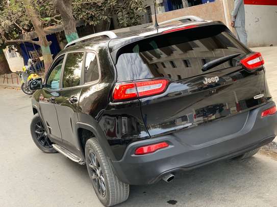 Jeep Cherokee image 5