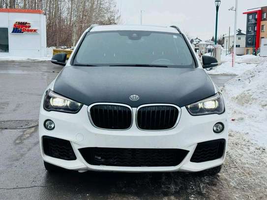 BMW X1 SUV compact blanc capot noir image 1