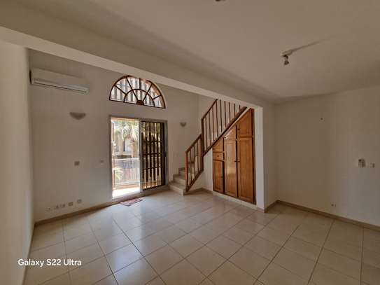 Villa d’Architecte R+1 à 300m de la Plage – Virage, Dakar image 6