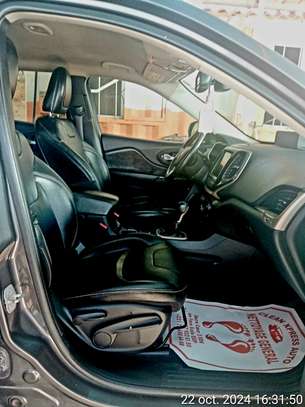 Jeep Cherokee image 5