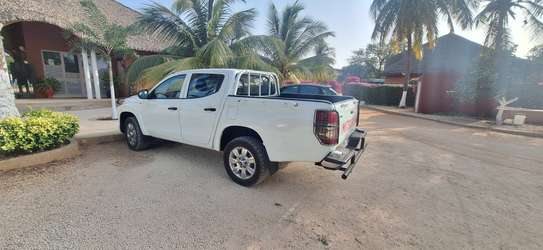 Mitsubishi l200 2020 image 2