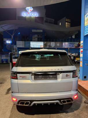 Range Rover SVR image 2