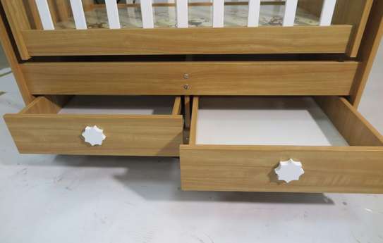 Lit bébé bois clair avec tiroirs et barrières blanches image 3